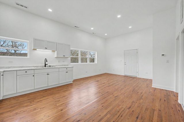 7600 S Marquette Avenue 1, Chicago, IL 60649