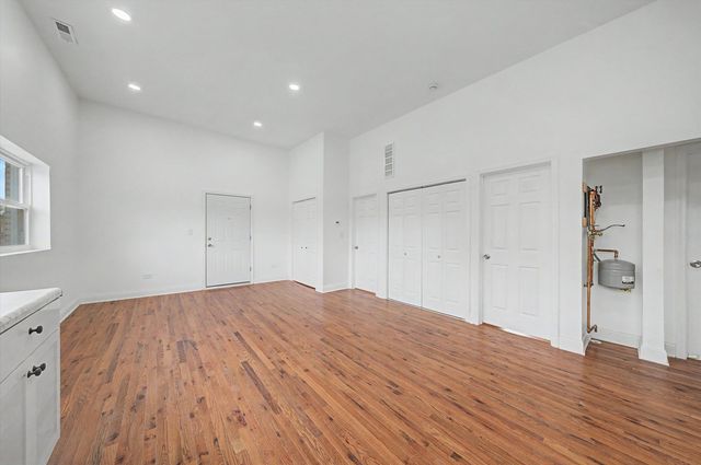 7600 S Marquette Avenue 1, Chicago, IL 60649