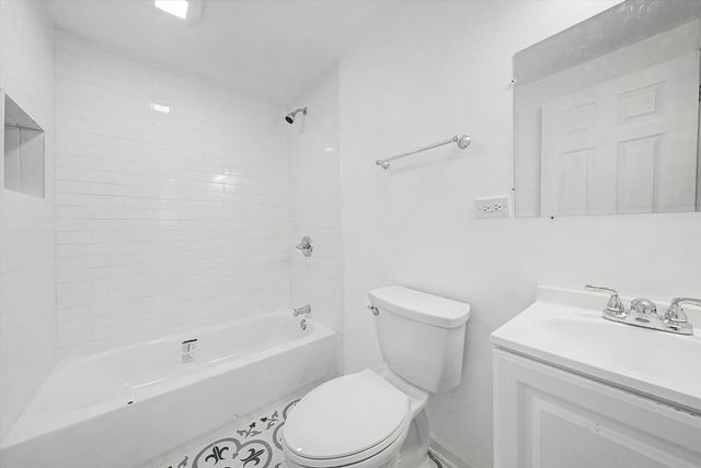 7600 S Marquette Avenue 1, Chicago, IL 60649