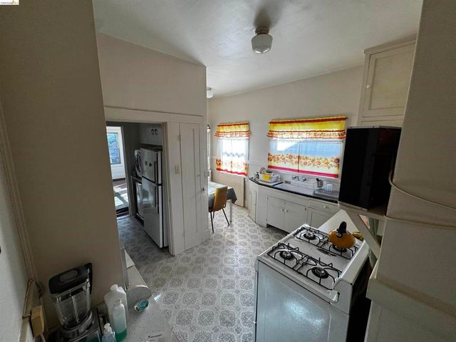 6100 Chabot road, Oakland, CA 94618