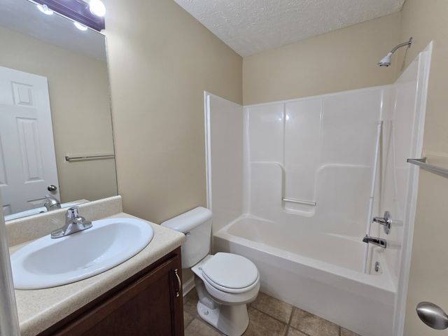 808 Oak Arbor Ct Apt B, Clarksville, TN 37040