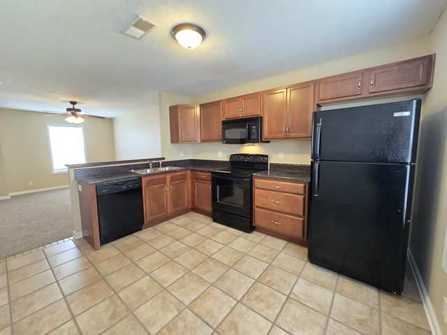 808 Oak Arbor Ct Apt B, Clarksville, TN 37040