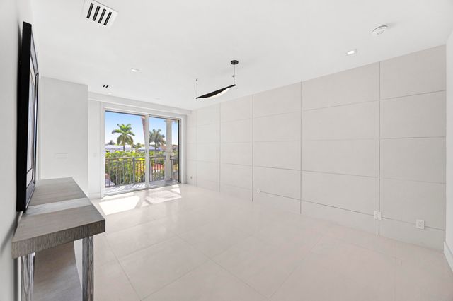 3055 Waterside Circle, Boynton Beach, FL 33435