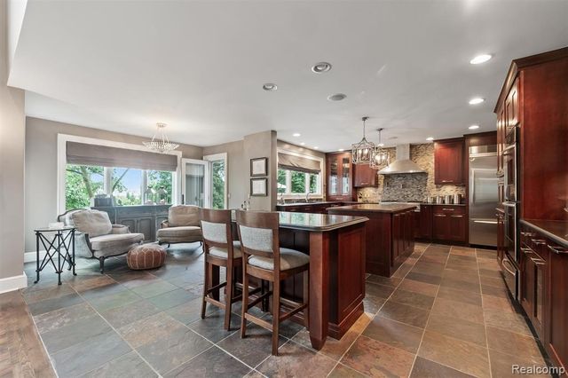 864 Pine Needle Trail, Rochester, MI 48306
