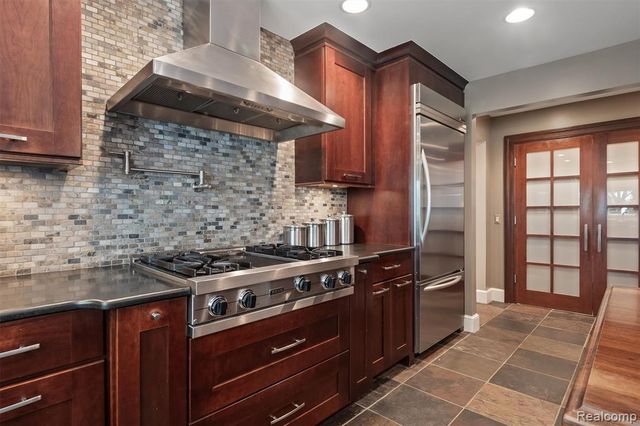 864 Pine Needle Trail, Rochester, MI 48306