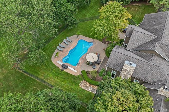 864 Pine Needle Trail, Rochester, MI 48306
