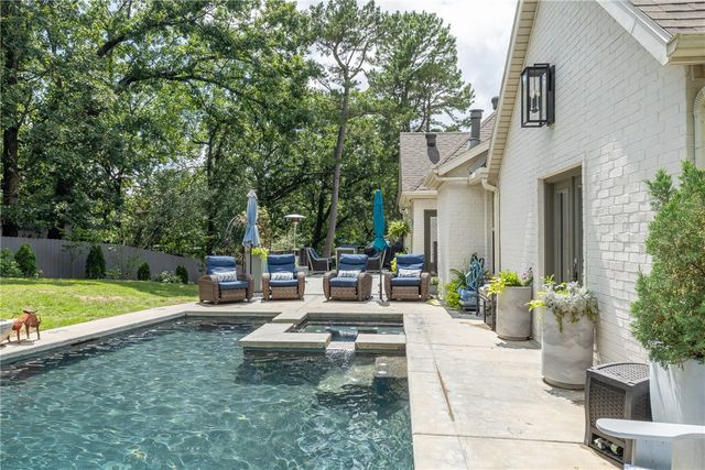 867 E Emerson Lane, Fayetteville, AR 72701