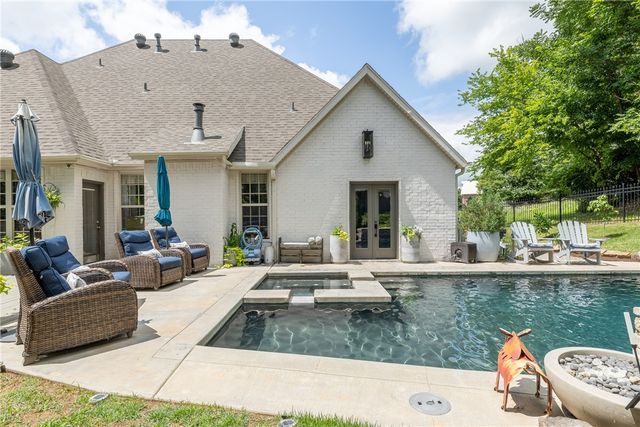 867 E Emerson Lane, Fayetteville, AR 72701