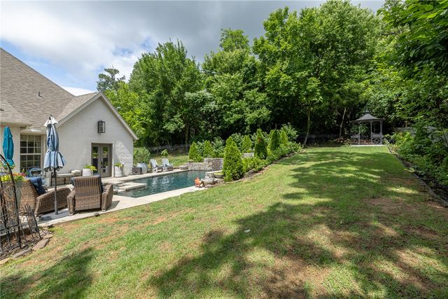 867 E Emerson Lane, Fayetteville, AR 72701