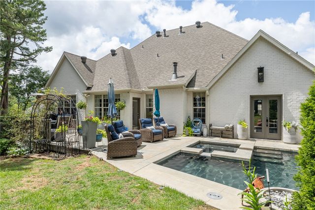 867 E Emerson Lane, Fayetteville, AR 72701