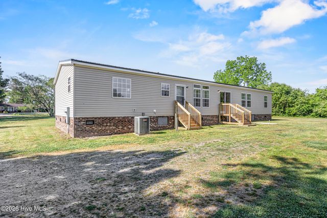 2041 Bay Road, Wallace, NC 28466
