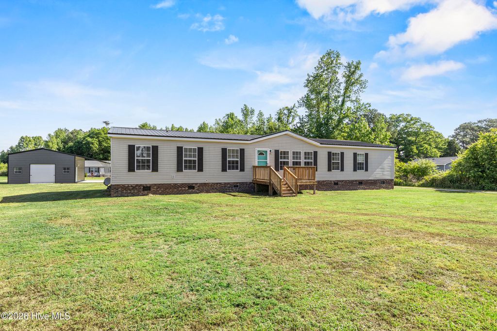 2041 Bay Road, Wallace, NC 28466