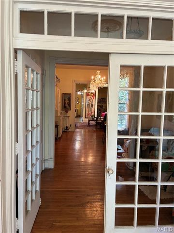 2841 Russell Boulevard, St Louis, MO 63104