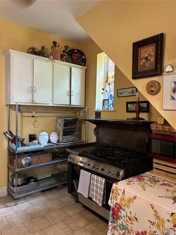 2841 Russell Boulevard, St Louis, MO 63104