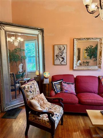2841 Russell Boulevard, St Louis, MO 63104