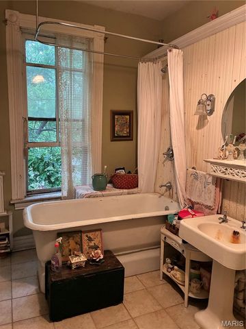 2841 Russell Boulevard, St Louis, MO 63104
