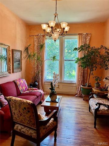 2841 Russell Boulevard, St Louis, MO 63104