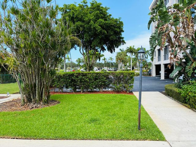 505 Spencer Drive NW 112, West Palm Beach, FL 33409