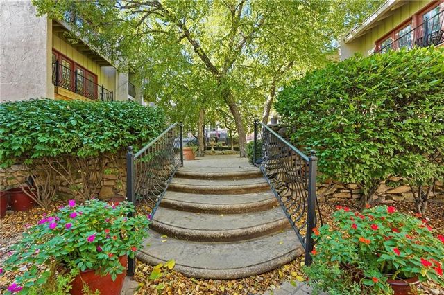 1111 W 46th Street 32, Kansas City, MO 64112