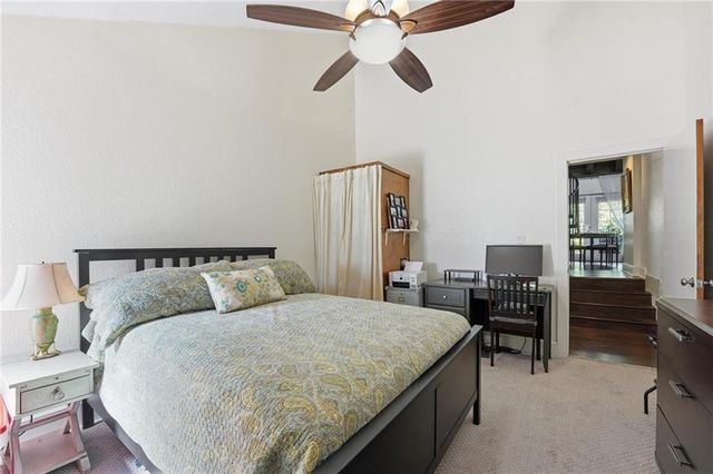 1111 W 46th Street 32, Kansas City, MO 64112