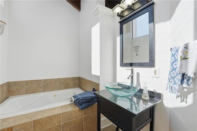 1111 W 46th Street 32, Kansas City, MO 64112