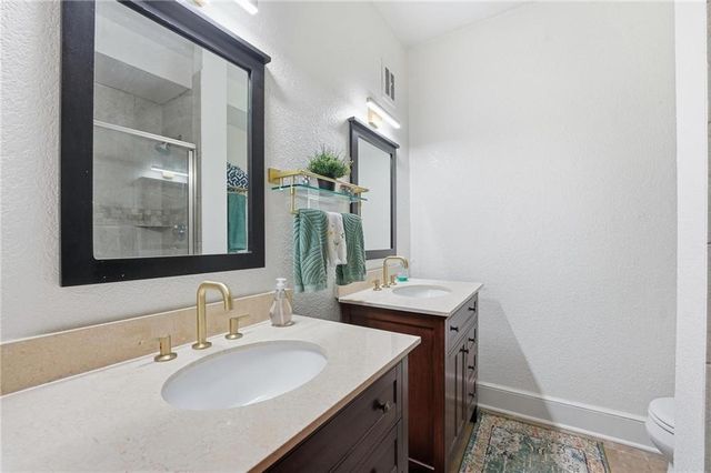 1111 W 46th Street 32, Kansas City, MO 64112