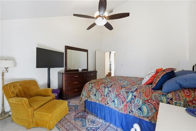 1111 W 46th Street 32, Kansas City, MO 64112