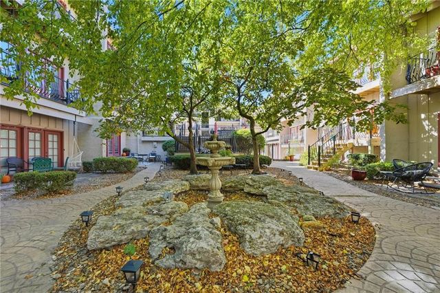 1111 W 46th Street 32, Kansas City, MO 64112