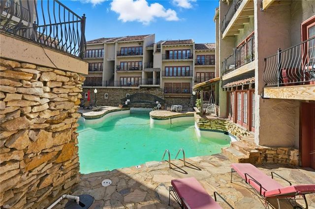 1111 W 46th Street 32, Kansas City, MO 64112