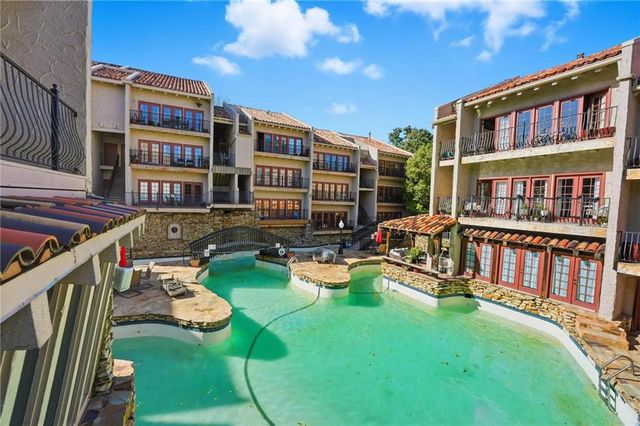 1111 W 46th Street 32, Kansas City, MO 64112