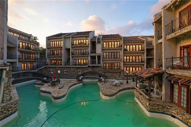 1111 W 46th Street 32, Kansas City, MO 64112