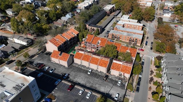 1111 W 46th Street 32, Kansas City, MO 64112