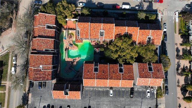 1111 W 46th Street 32, Kansas City, MO 64112