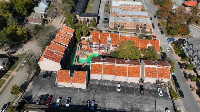 1111 W 46th Street 32, Kansas City, MO 64112