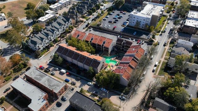 1111 W 46th Street 32, Kansas City, MO 64112