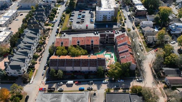 1111 W 46th Street 32, Kansas City, MO 64112