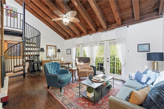 1111 W 46th Street 32, Kansas City, MO 64112