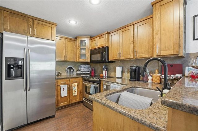 1111 W 46th Street 32, Kansas City, MO 64112