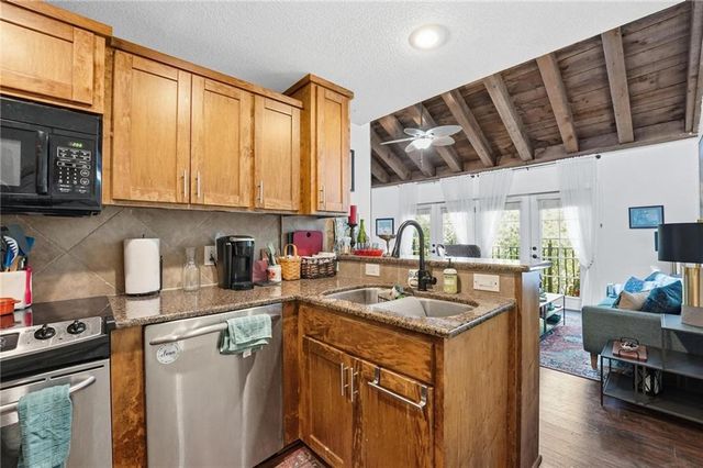 1111 W 46th Street 32, Kansas City, MO 64112