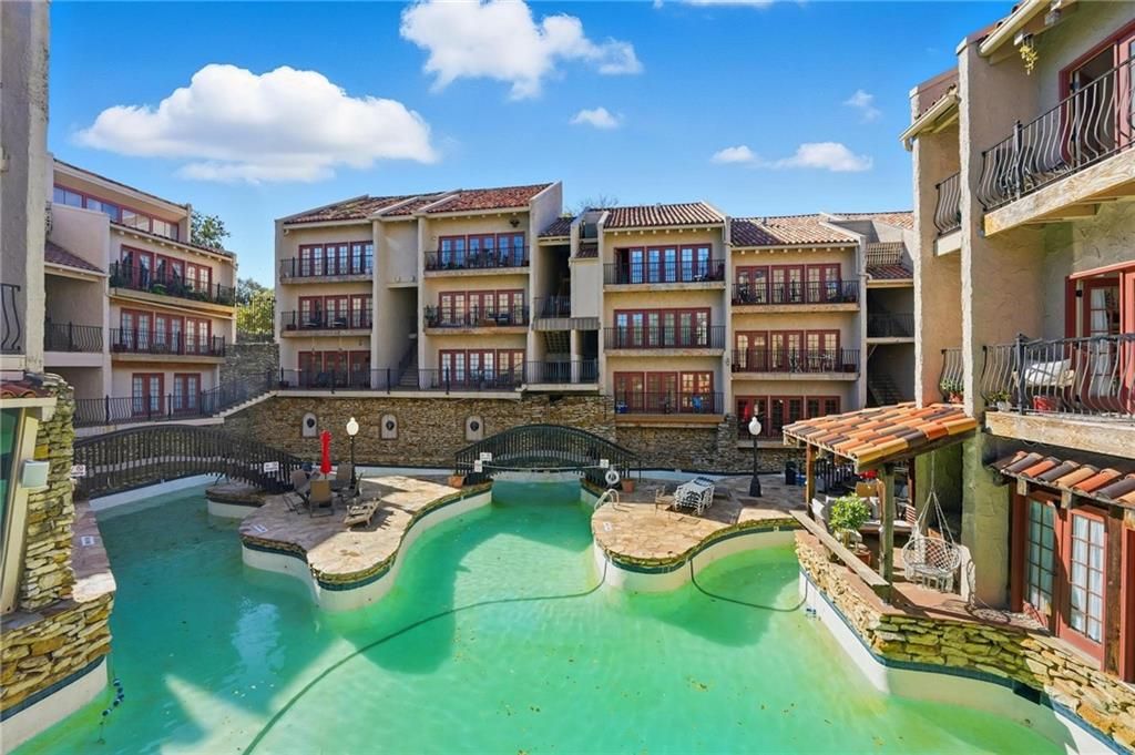 1111 W 46th Street 32, Kansas City, MO 64112