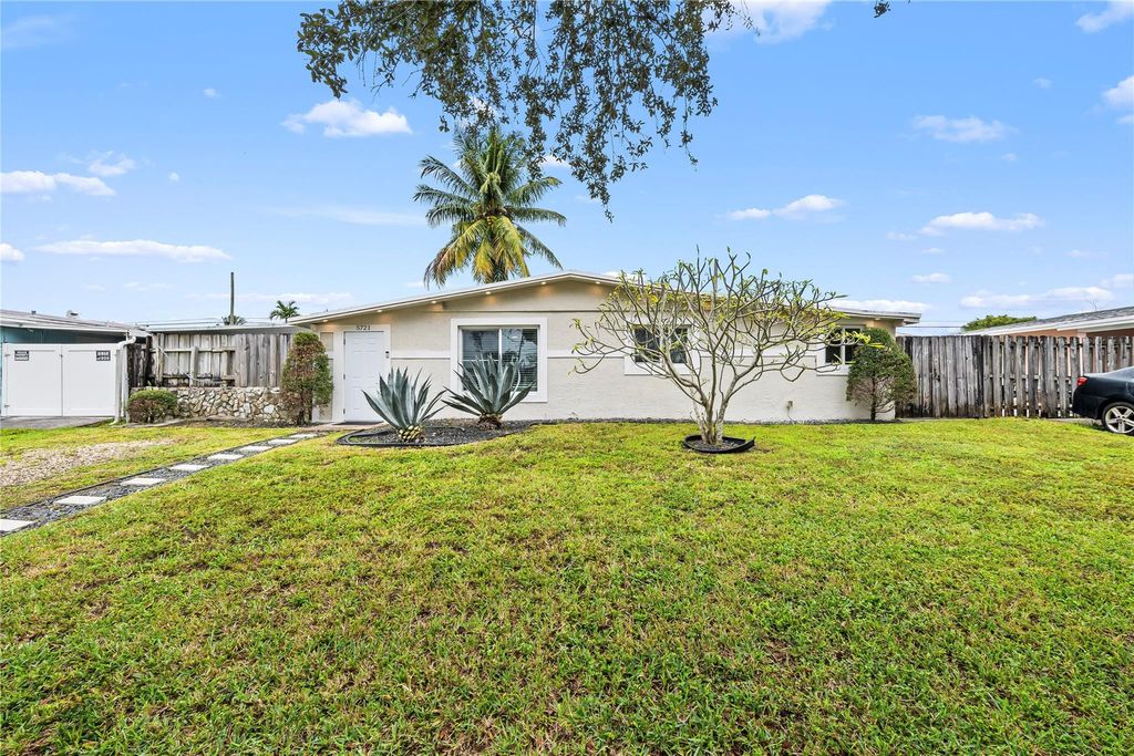 5721 SW 38th Court, Davie, FL 33314