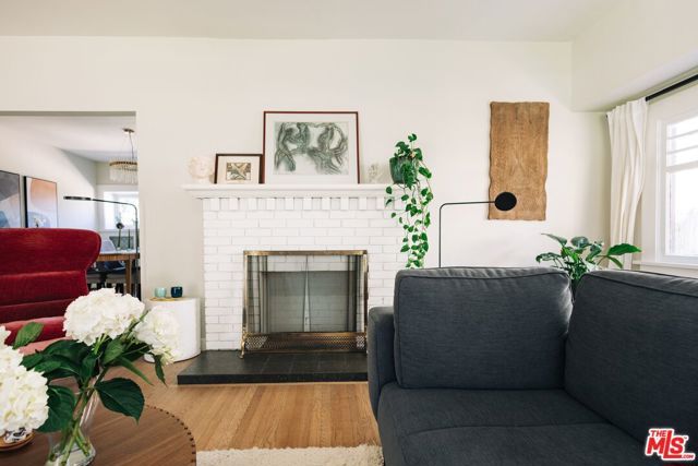 889 N Chester Avenue, Pasadena, CA 91104