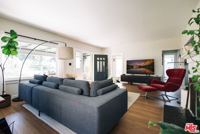 889 N Chester Avenue, Pasadena, CA 91104