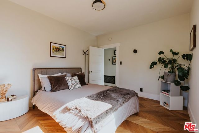 889 N Chester Avenue, Pasadena, CA 91104