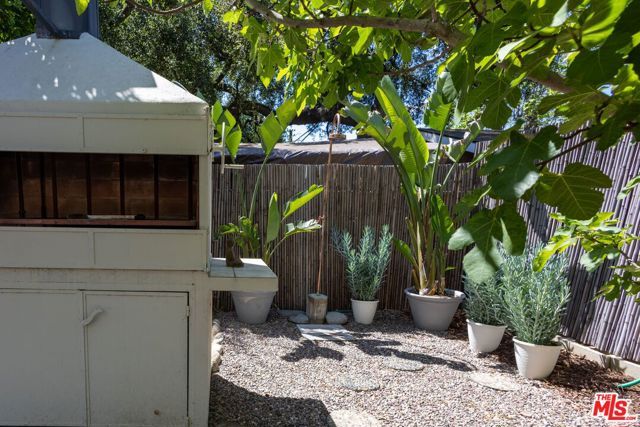 889 N Chester Avenue, Pasadena, CA 91104