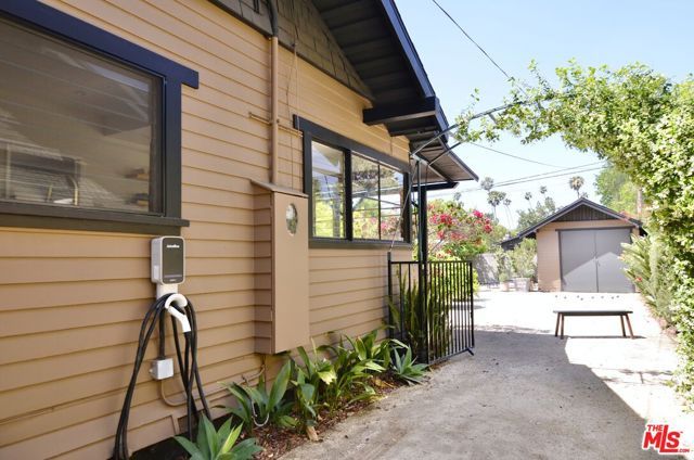 889 N Chester Avenue, Pasadena, CA 91104