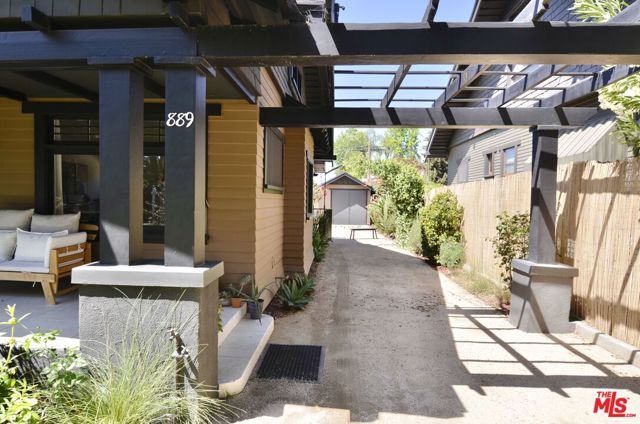 889 N Chester Avenue, Pasadena, CA 91104