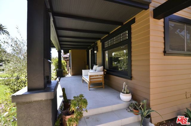 889 N Chester Avenue, Pasadena, CA 91104