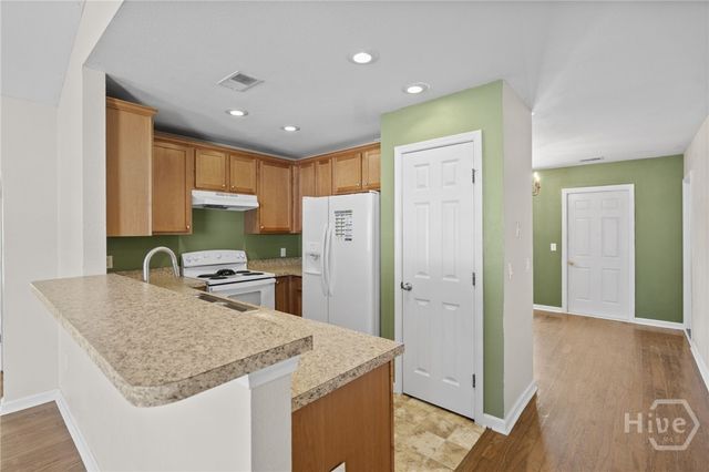 29 Twin Oaks Place, Savannah, GA 31407