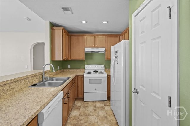 29 Twin Oaks Place, Savannah, GA 31407